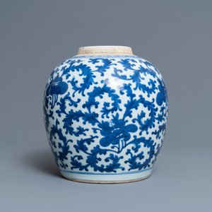 Een Chinese blauw-witte pot met floraal decor, Kangxi — foto 4