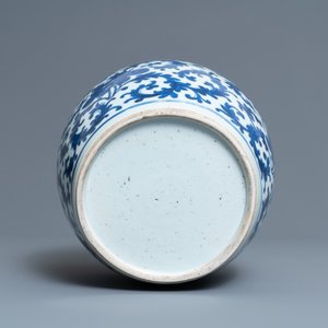 Een Chinese blauw-witte pot met floraal decor, Kangxi — foto 6
