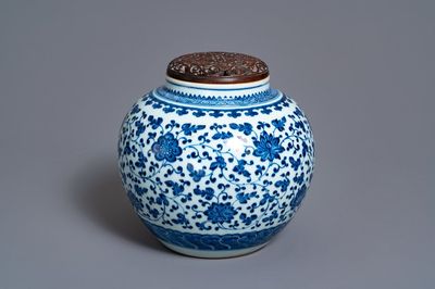 Een Chinese blauw-witte pot met florale slingers, Qianlong