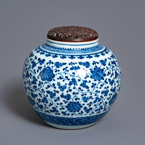 Een Chinese blauw-witte pot met florale slingers, Qianlong — foto 1