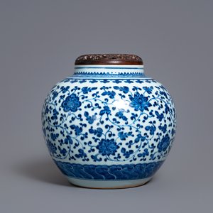 Een Chinese blauw-witte pot met florale slingers, Qianlong — foto 2