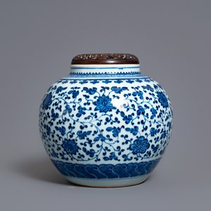 Een Chinese blauw-witte pot met florale slingers, Qianlong — foto 4