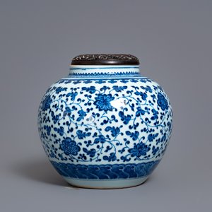 Een Chinese blauw-witte pot met florale slingers, Qianlong — foto 5