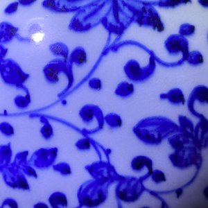 Een Chinese blauw-witte pot met florale slingers, Qianlong — foto 8