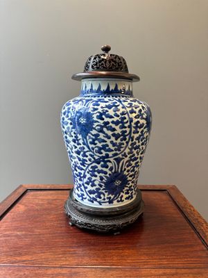 Een Chinese blauw-witte pot met lotusslingers en houten deksel en sokkel, Kangxi — foto 1