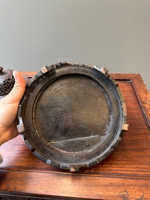 Een Chinese blauw-witte pot met lotusslingers en houten deksel en sokkel, Kangxi — foto 17