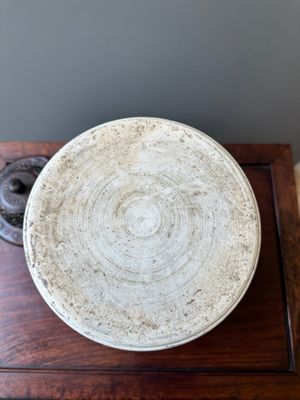 Een Chinese blauw-witte pot met lotusslingers en houten deksel en sokkel, Kangxi — foto 8