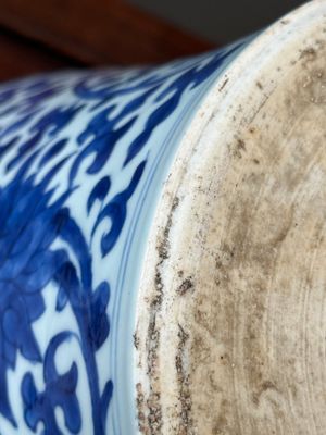 Een Chinese blauw-witte pot met lotusslingers en houten deksel en sokkel, Kangxi — foto 9