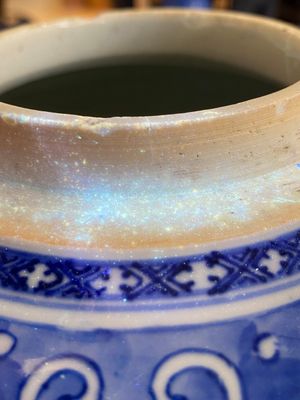 Een Chinese blauw-witte pot met lotusslingers, Qianlong — foto 13