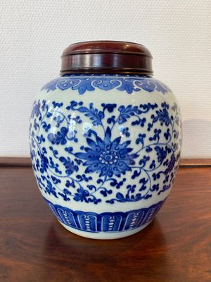 Een Chinese blauw-witte pot met lotusslingers, Qianlong — foto 2