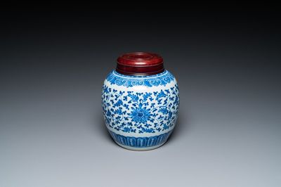 Een Chinese blauw-witte pot met lotusslingers, Qianlong