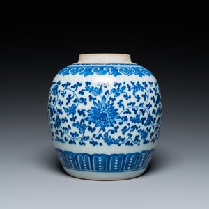 Een Chinese blauw-witte pot met lotusslingers, Qianlong — foto 3