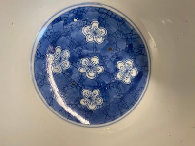 Een Chinese blauw-witte 'prunus op gebroken ijs' kom, Chenghua merk, Kangxi — foto 2