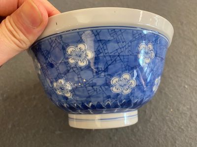 Een Chinese blauw-witte 'prunus op gebroken ijs' kom, Chenghua merk, Kangxi — foto 3