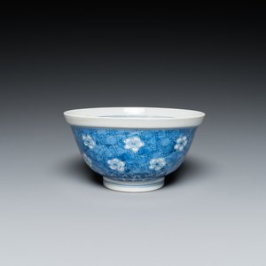 Een Chinese blauw-witte 'prunus op gebroken ijs' kom, Chenghua merk, Kangxi — foto 1