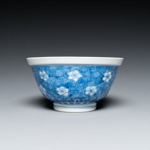 Een Chinese blauw-witte 'prunus op gebroken ijs' kom, Chenghua merk, Kangxi — foto 2