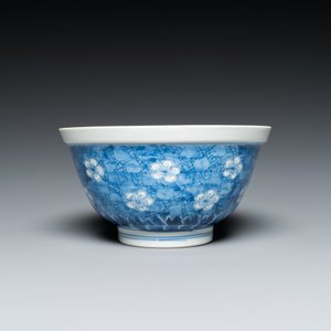Een Chinese blauw-witte 'prunus op gebroken ijs' kom, Chenghua merk, Kangxi — foto 5