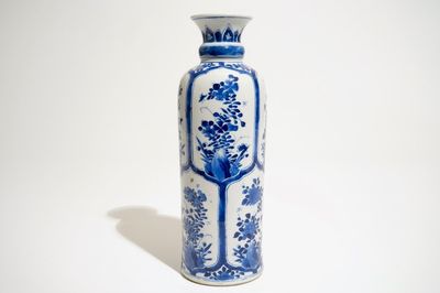 Een Chinese blauw-witte rolwagen vaas, Kangxi