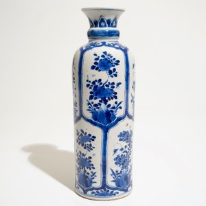 Een Chinese blauw-witte rolwagen vaas, Kangxi — foto 2
