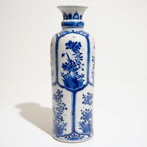 Een Chinese blauw-witte rolwagen vaas, Kangxi — foto 3
