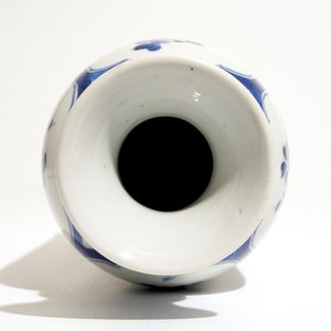 Een Chinese blauw-witte rolwagen vaas, Kangxi — foto 5
