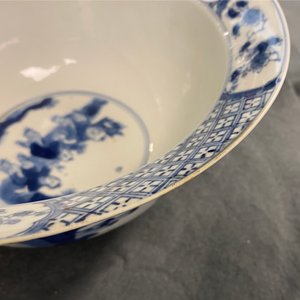 Een Chinese blauw-witte 'Romance of the Western Chamber' klapmuts kom, Chenghua merk, Kangxi — foto 14