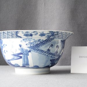 Een Chinese blauw-witte 'Romance of the Western Chamber' klapmuts kom, Chenghua merk, Kangxi — foto 9
