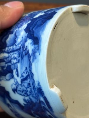 Een Chinese blauw-witte rouleau vaas en een wierookvat op drie poten, Kangxi — foto 11