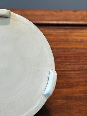 Een Chinese blauw-witte rouleau vaas en een wierookvat op drie poten, Kangxi — foto 12