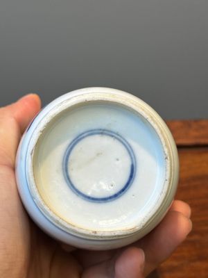 Een Chinese blauw-witte rouleau vaas en een wierookvat op drie poten, Kangxi — foto 17