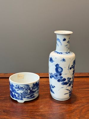Een Chinese blauw-witte rouleau vaas en een wierookvat op drie poten, Kangxi — foto 2