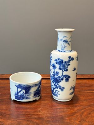 Een Chinese blauw-witte rouleau vaas en een wierookvat op drie poten, Kangxi — foto 3