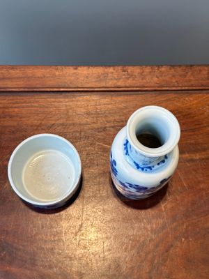 Een Chinese blauw-witte rouleau vaas en een wierookvat op drie poten, Kangxi — foto 4