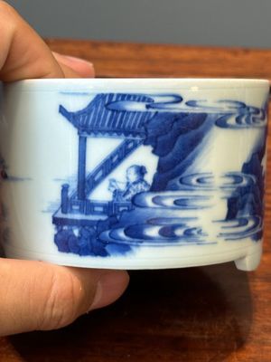 Een Chinese blauw-witte rouleau vaas en een wierookvat op drie poten, Kangxi — foto 5