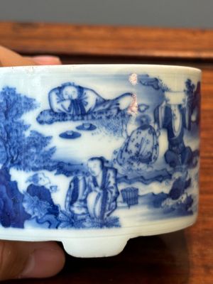 Een Chinese blauw-witte rouleau vaas en een wierookvat op drie poten, Kangxi — foto 7