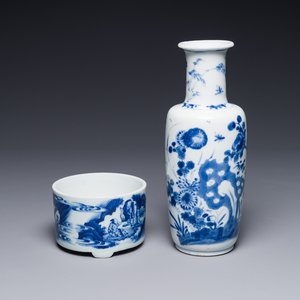 Een Chinese blauw-witte rouleau vaas en een wierookvat op drie poten, Kangxi — foto 1