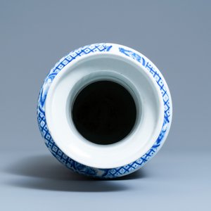 Een Chinese blauw-witte rouleau vaas, Kangxi merk, 19/20e eeuw — foto 5