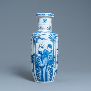 Een Chinese blauw-witte rouleau vaas, Kangxi merk, 19e eeuw — foto 1