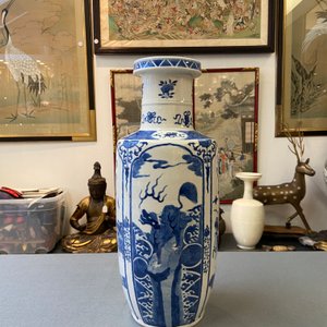 Een Chinese blauw-witte rouleau vaas, Kangxi merk, 19e eeuw — foto 8