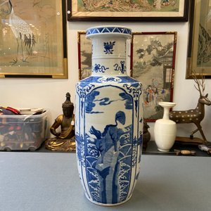 Een Chinese blauw-witte rouleau vaas, Kangxi merk, 19e eeuw — foto 9