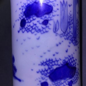 Een Chinese blauw-witte rouleau vaas met een figuur in een landschap, Transitie periode — foto 9