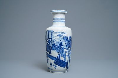 Een Chinese blauw-witte rouleau vaas met een hofscène, Kangxi