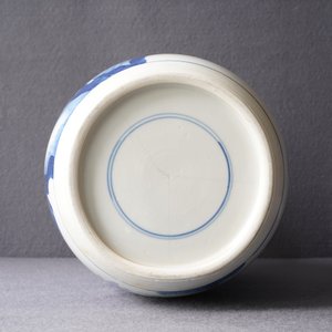 Een Chinese blauw-witte rouleau vaas met een hofscène, Kangxi — foto 12