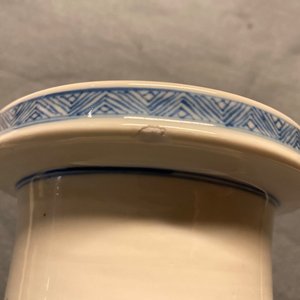 Een Chinese blauw-witte rouleau vaas met een hofscène, Kangxi — foto 16