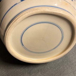 Een Chinese blauw-witte rouleau vaas met een hofscène, Kangxi — foto 19