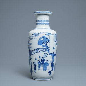 Een Chinese blauw-witte rouleau vaas met een hofscène, Kangxi — foto 3
