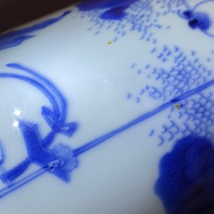 Een Chinese blauw-witte rouleau vaas met een zeldzame voorstelling van Zhang Xiang, Transitie periode — foto 17