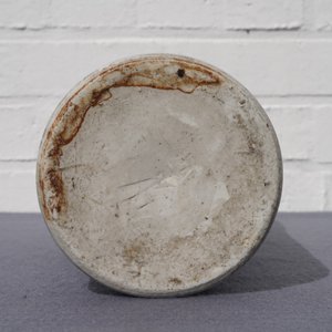 Een Chinese blauw-witte rouleau vaas met figuratief decor rondom, Transitie periode — foto 12