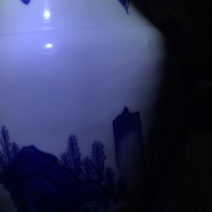 Een Chinese blauw-witte rouleau vaas met figuratief decor rondom, Transitie periode — foto 17
