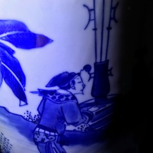 Een Chinese blauw-witte rouleau vaas met figuratief decor rondom, Transitie periode — foto 20